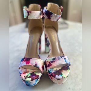 DreamPairs floral platform sandal. Size 8. Never worn